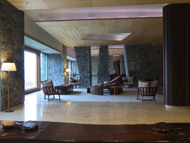 lobby com pareades de pedras do arakur ushuaia