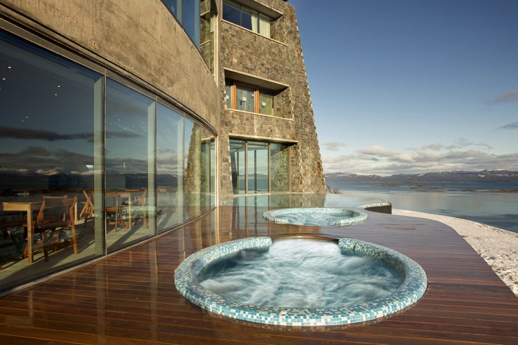 piscinas externas do hotel com vista de ushuaia