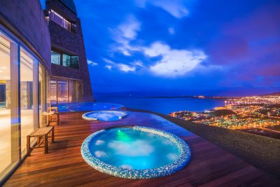 apreciar o fim do dia das jacuzzis ou piscina externa