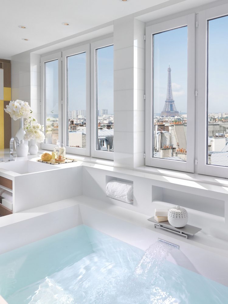 banheiro todo branco da suite royale mandarin com vista