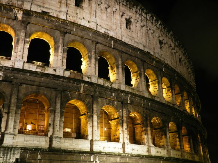 coliseu a noite em roma