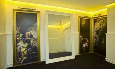 corredor com obras de arte dos pintores espanhois
