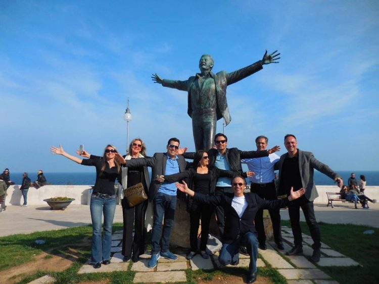 joão annibale com grupo de amigos na puglia