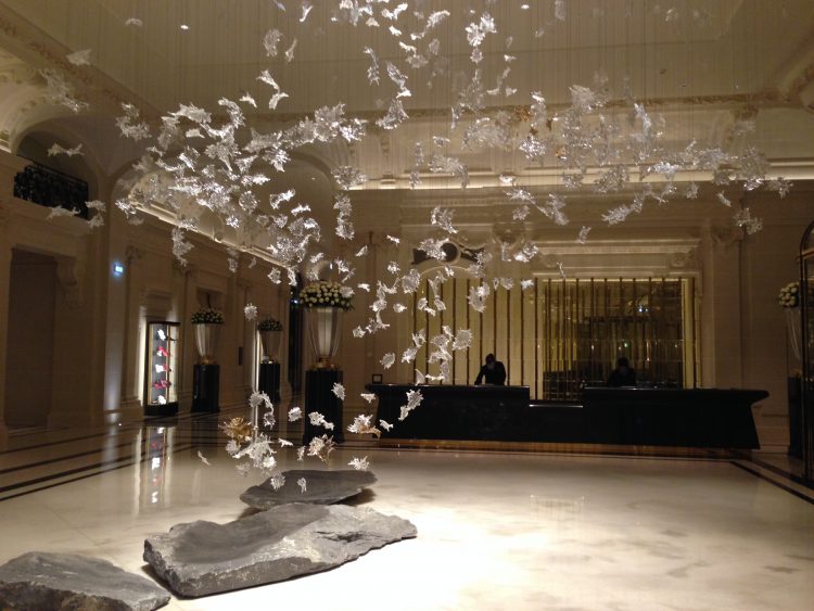 dancing Leaves no lobby do The Peninsula Paris