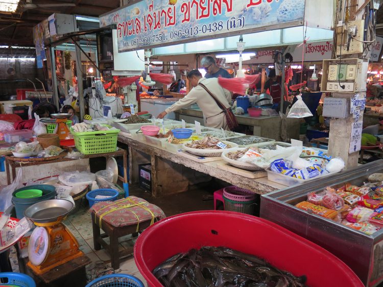 mercado local de comidas em chiang saen