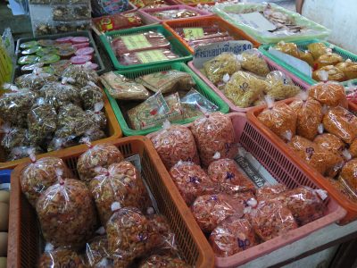 mercado local de comidas em chiang saen
