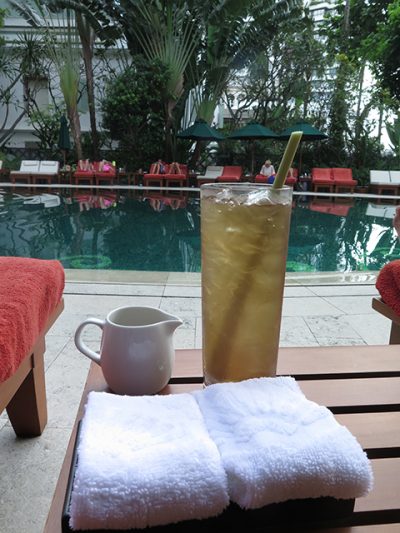 chá de lemongrass gelado na beira da piscina