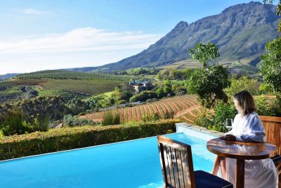 piscina na varanda dos apartamentos com vista para a vinicola