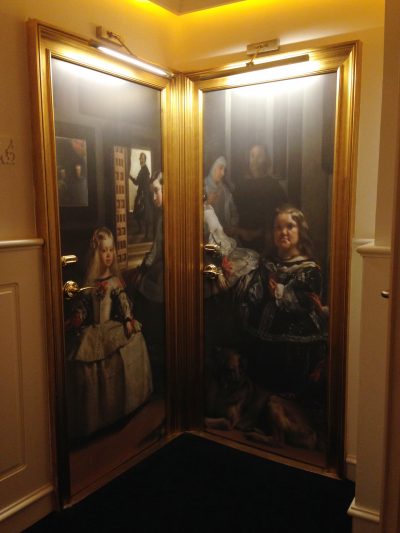 porta do quarto com obra de Velázquez