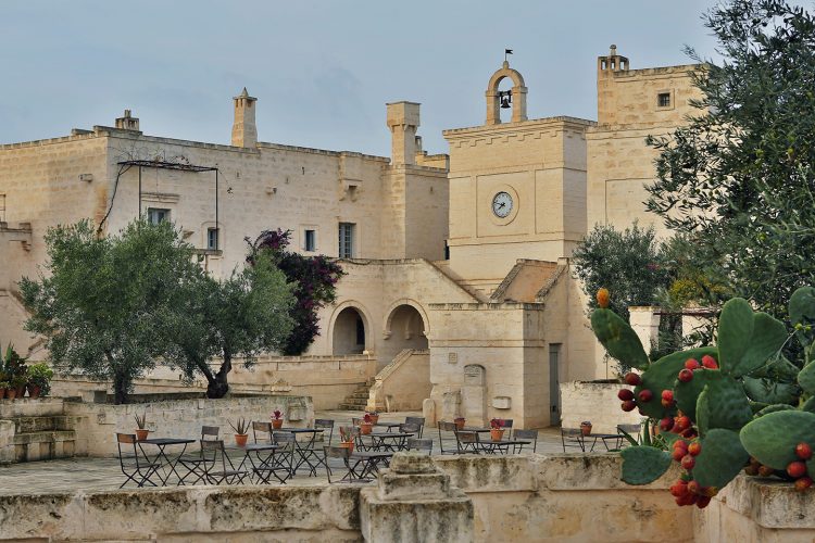praça do borgo com igreja 