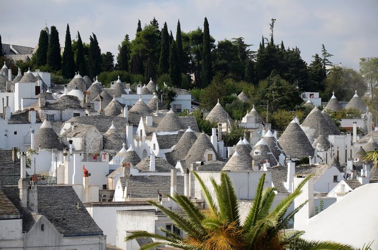 casas brancas com telhado em forma de cone