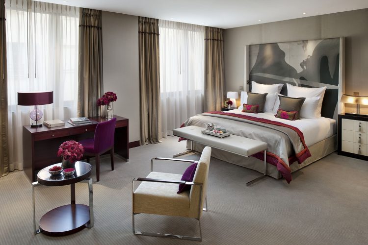 quanrto com tons ameixa no hotel