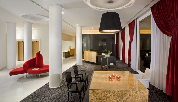 area do check-in com mobiliario moderno