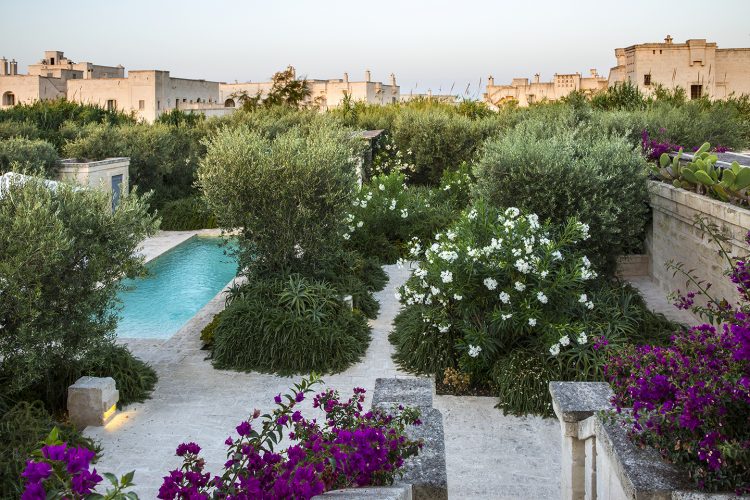jardins do borgo com piscina e flores