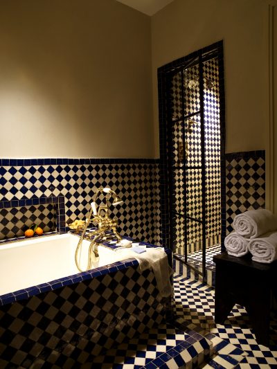 banheiro de azulejo marroquino azul