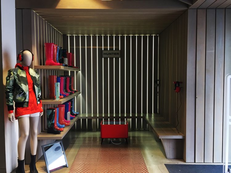 Loja da Hunter, em Londres, com as botas expostas