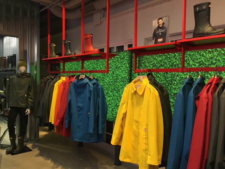 Capas de chvas masculinas na loja da Hunter em Londres