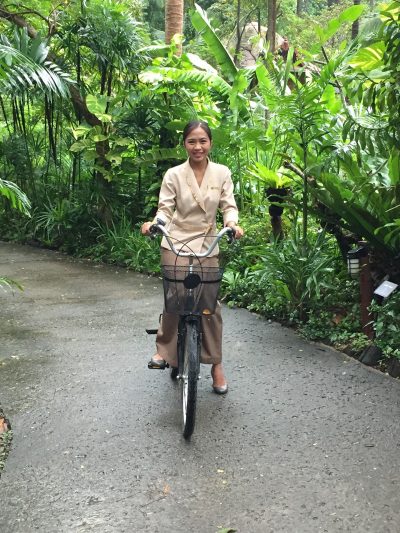 Mordomo de bicicleta no Rayavadee