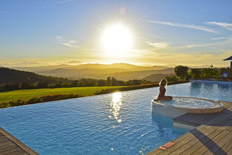 por do sol na piscina principal do hotel