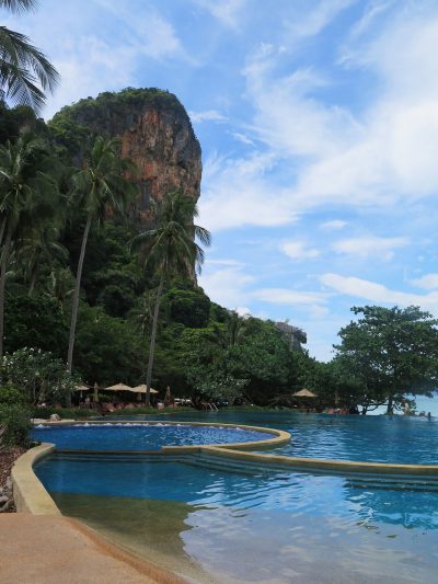 Piscina de borda infinita no Rayvadee na Tailândia