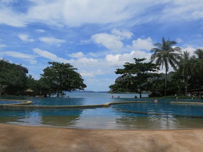 Piscina de borda infinita com vista para a Railay Beach