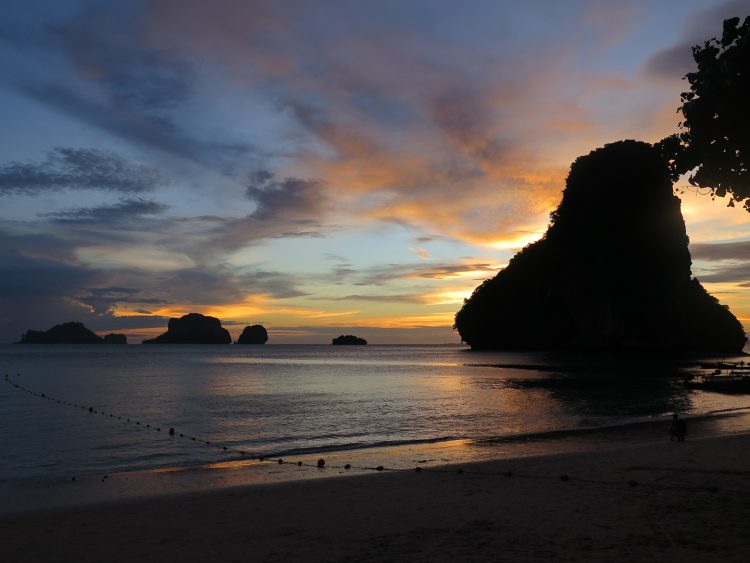 Pôr do sol em Phranang Beach na Tailândia