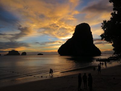 Pôr do sol em Phranang Beach na Tailândia