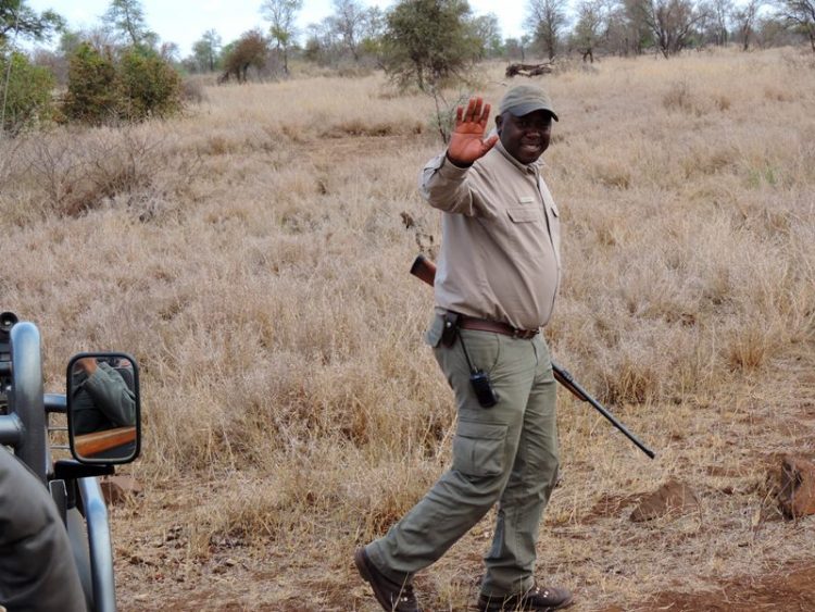 Tracker durante o safari no Singita Lebombo na África do Sul