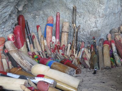 Objetos fálicos na Phranang Cave