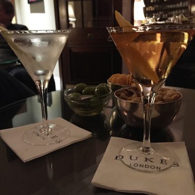 Dukes Gin Martini e Fleming's Classic Vesper no Dukes Bar em Londres