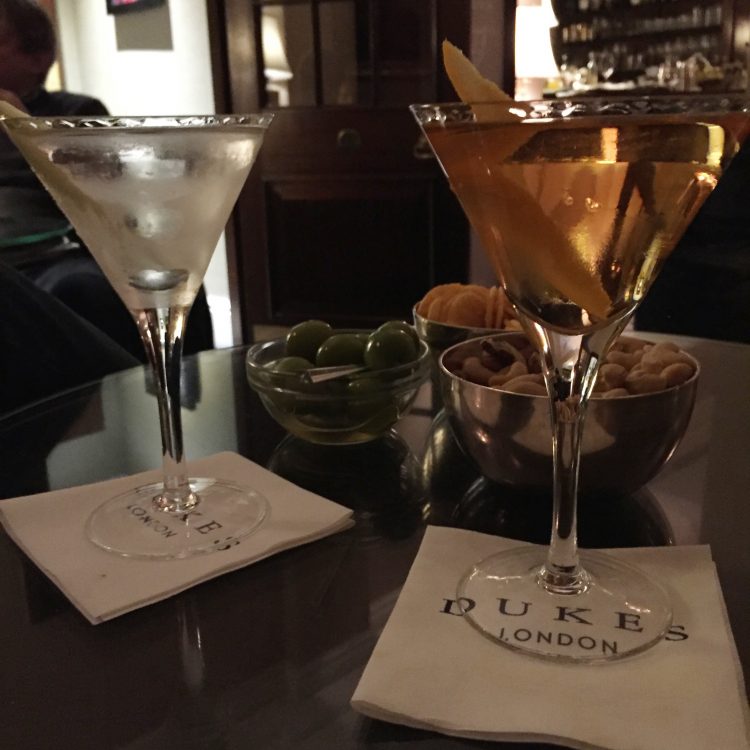 Dukes Gin Martini e Fleming's Classic Vesper no Dukes Bar em Londres