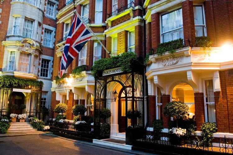 Entrada do hotel Dukes em Londres