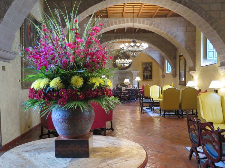 Lobby com poltronas amarelas e vermelhas do Belmond Monasterio