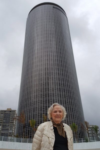 Magdala Castro visitando o hotel