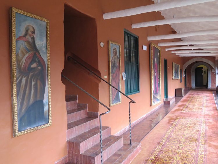 Obras de arte nos corredores do Belmond Monasterio