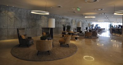 Painel de concreto de Carybé ocupa uma parede inteira do lobby