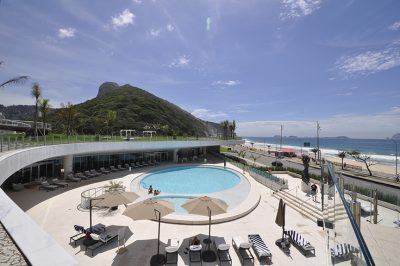 Piscinas com os jardins de Burle Marx acima