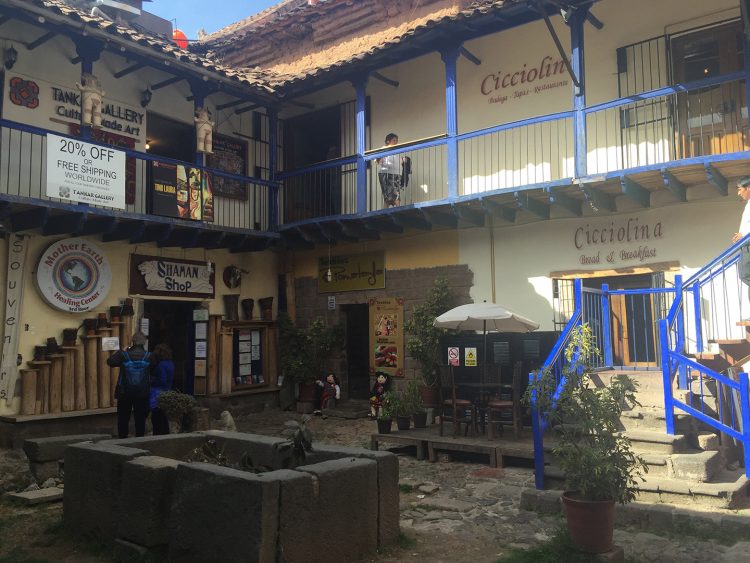 Patio colonial onde fica o restaurante Cicciolina