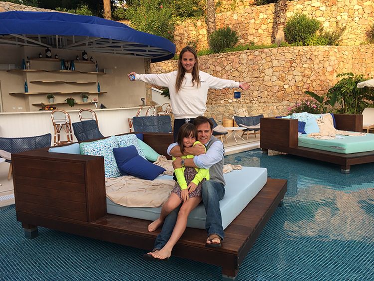 Família reunida na piscina