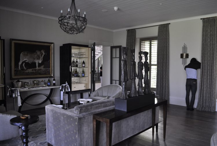 Sala de estar com um bar