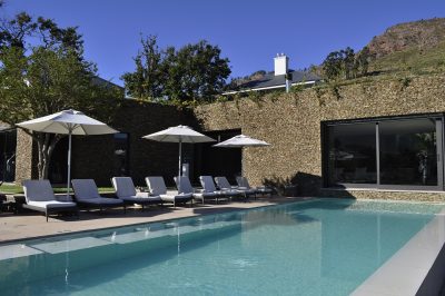 Piscina com o prédio do spa