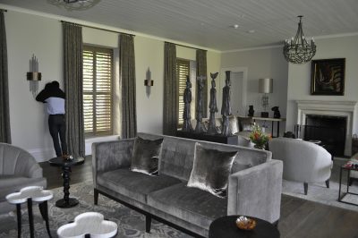 Sala de estar com decoração clean no Leeu Estates