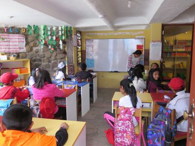 Ciranças na Escola Intercultural Sol y Luna