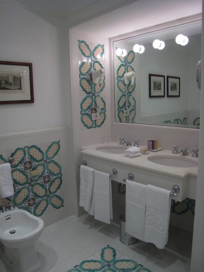 banheiro com azulejos pintados à mão