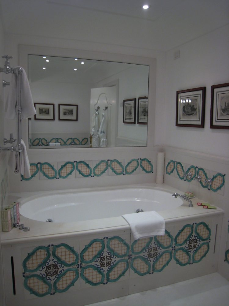 banheiro com azulejos pintados à mão