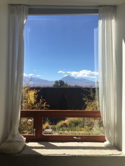 janelão com vista para o vulcão Licancabur