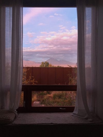 janela com vista para o vulcão