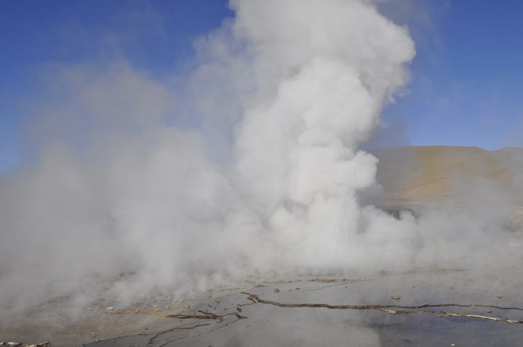 encontro das águas frias dos rios subterrâneos com o magma dos vulcões
