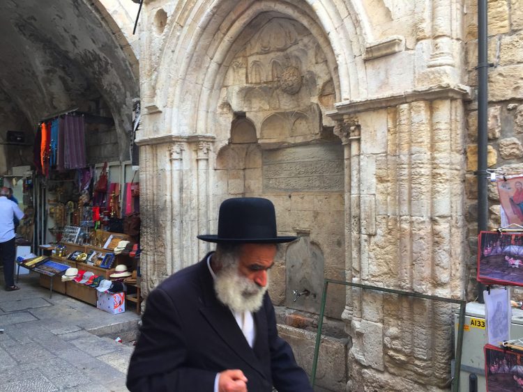 povos de diferentes crenças circulam por Jerusalem