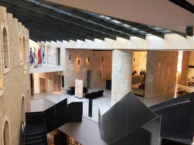 Lobby moderno do hotel Mamilla